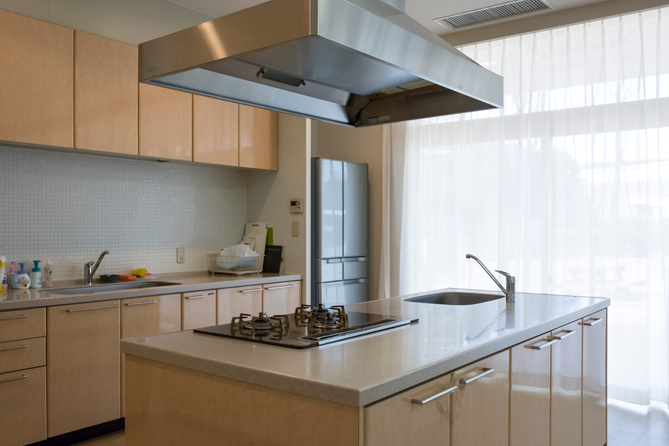 白い人工大理石天板のアイランドキッチン
