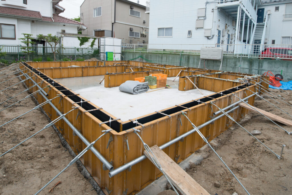 コンクリート打設前に組み上がった基礎の型枠