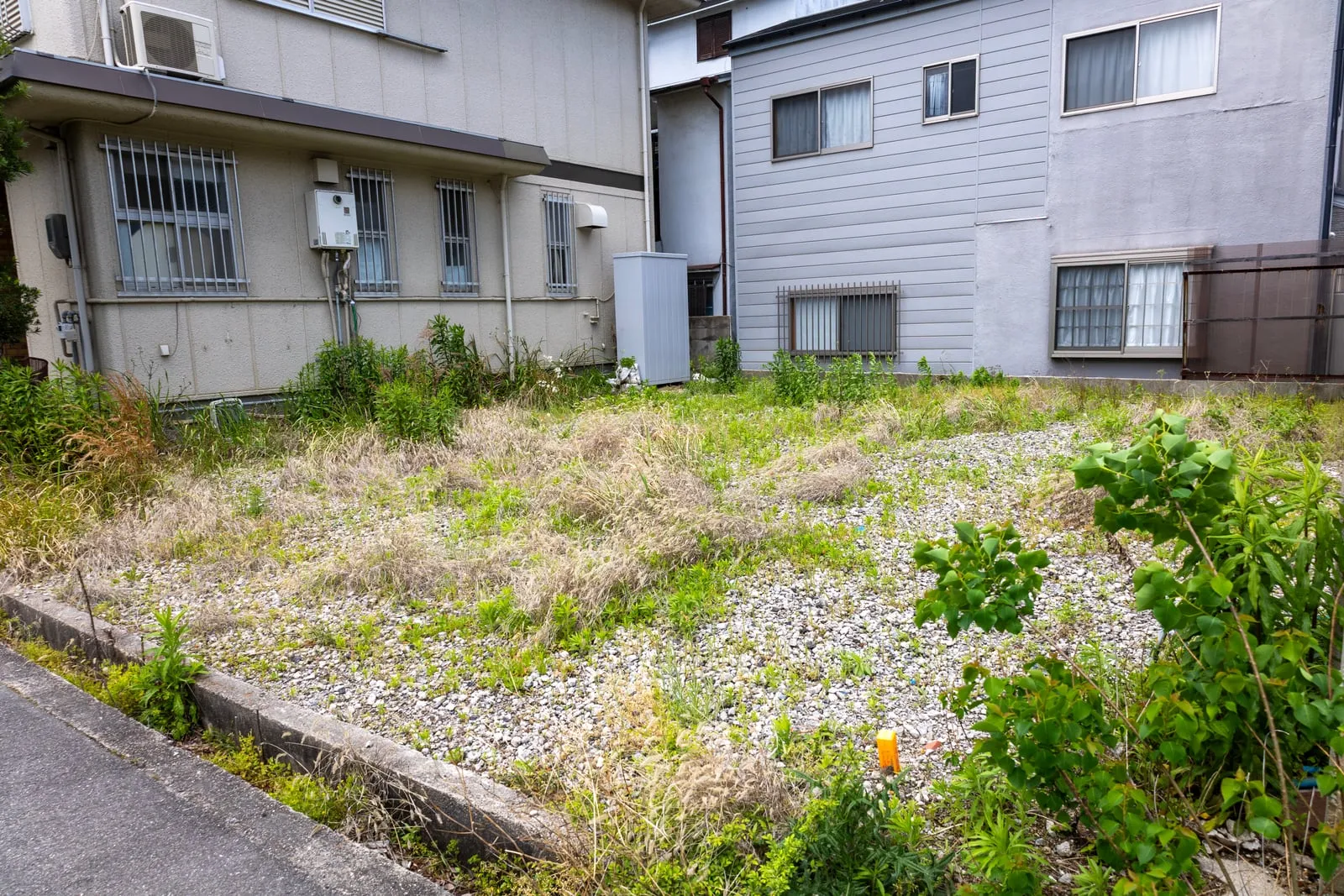 住宅地にある更地の敷地（デモ）